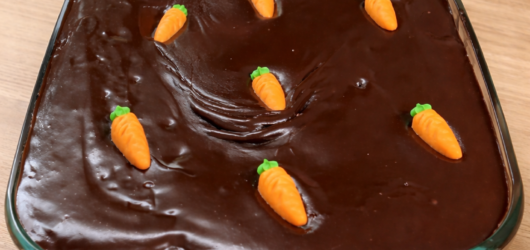Bolo de cenoura fofinho com cobertura de chocolate.