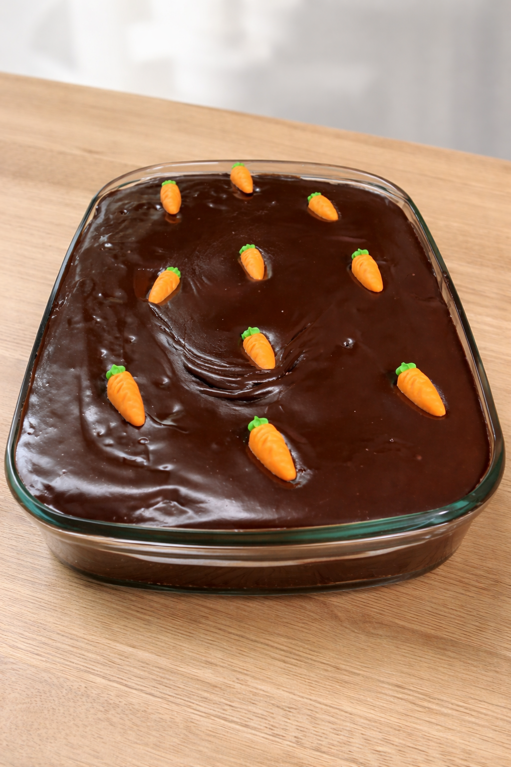 Bolo de cenoura fofinho com cobertura de chocolate.